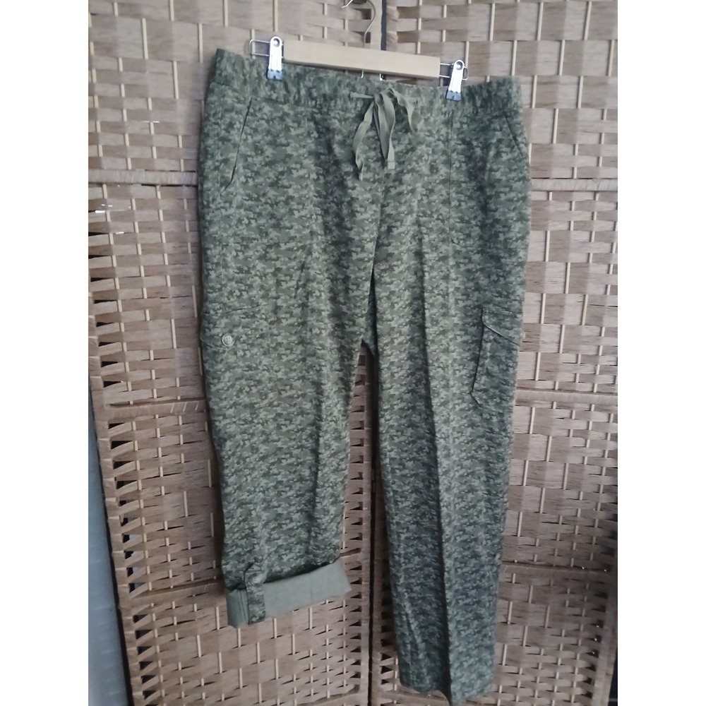 L L Bean Women's Favorite Fit Camo Cargo Pants Sz 14